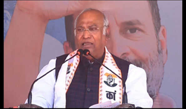 आदिवासी, अनुसूचित जाति, पिछड़ावर्ग, गरीब एवं किसान एक होंगे तो मोदी को सत्ता छोड़नी होगी-खड़गे