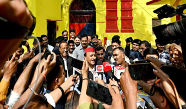 आजम से मुलाकात के बाद बोले अखिलेश,परेशान कर रही है सरकार