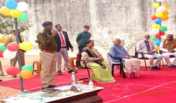 आनंदीबेन ने की केन्द्र सरकार की योजनाओं की समीक्षा