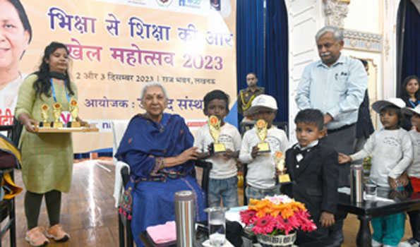 आनंदीबेन ने खेल महोत्सव में उत्कृष्ट प्रदर्शन करने वाले बच्चों को किया सम्मानित