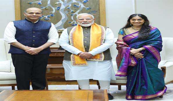 आशुतोष और सुनीता गोवारिकर ने प्रधानमंत्री नरेंद्र मोदी को बेटे कोणार्क की शादी में आमंत्रित किया