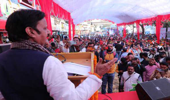 अधिकारी संवेदनशीलता से हितग्राहियों को योजनाओं का लाभ दें-शुक्ल