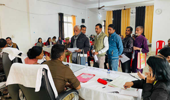 अमरोहा:लापरवाह अधिकारियों के वेतन रोकने के जिलाधिकारी ने दिये आदेश