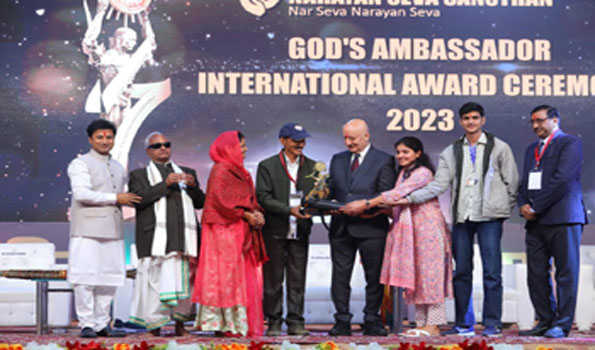 अन्तर्राष्ट्रीय अवार्ड समारोह में 31 समाजसेवियों को किया सम्मानित