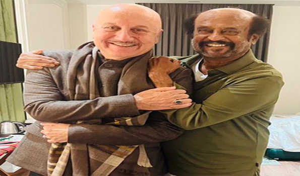 अनुपम खेर ने रजनीकात के साथ शेयर की तस्वीर