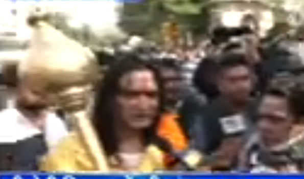 बालमुकुंदाचार्य गदा लेकर पहुंचे विधानसभा