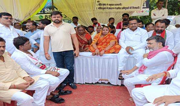 बस्ती: मोहित यादव अपहरण काण्ड का खुलासा न होने से नाराज सपाई बैठे अनशन पर