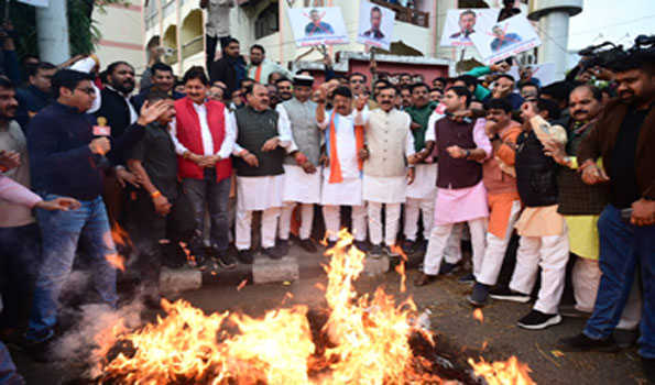 भाजपा ने जलाया टीएमसी सांसद कल्याण बनर्जी का पुतला