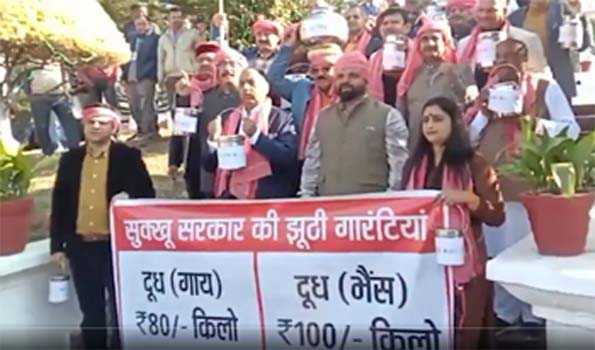 भाजपा विधायकों ने विधानसभा के बाहर बेचा 100 रुपए किलो दूध