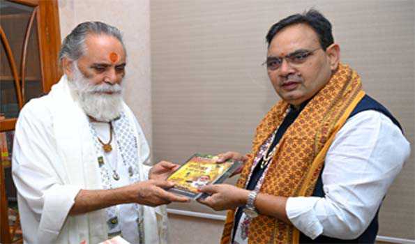 भजनलाल को अंतरराष्ट्रीय गीता प्रचारक गीता मनीषी ज्ञानानंद महाराज ने भेंट की गीता