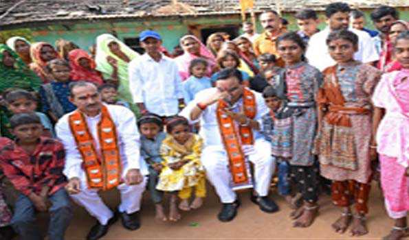 भजनलाल ने आदिवासी परिवार के घर पी चाय