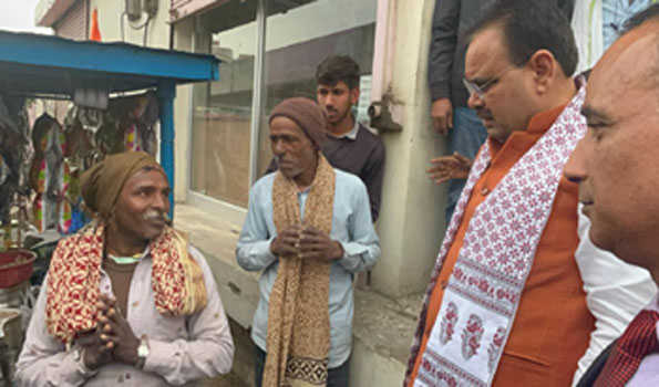 भजनलाल ने बीच रास्ते में काफिले को रोककर लिया चाय का आनंद