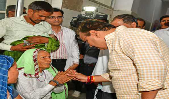 भजनलाल ने एसएमएस अस्पताल में मरीजों की पूछी कुशलक्षेम