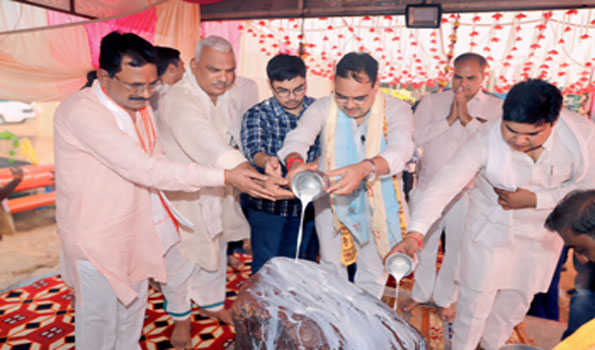 भजनलाल ने गिरिराजजी की पूजा-अर्चना कर किया दुग्धाभिषेक