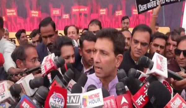 भोपाल : कांग्रेस के विरोध प्रदर्शन में पटवारी समेत अन्य नेता हुए शामिल