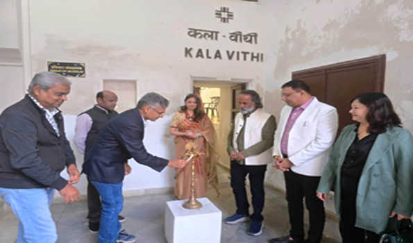 चित्रकार देसाई की बनायी गई पेन्टिंग्स की प्रदर्शनी का शुभारंभ