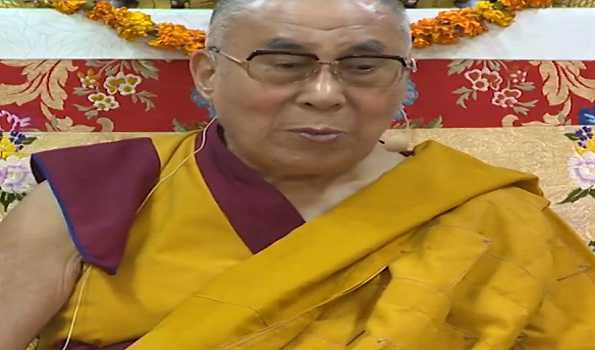 दलाई लामा की एक झलक पाने गंगटोक में जुटे हजारों लोग