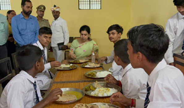 देवरिया की डीएम ने आश्रम पद्धति विद्यालय में छात्रों के साथ किया भोजन