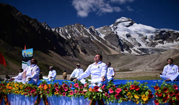 धामी ने 19,000 की फीट की ऊंचाई से दिया योग का संदेश
