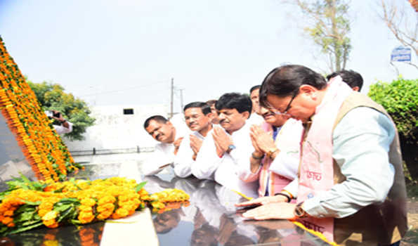 धामी ने दी रामपुर तिराहा कांड के शहीदों को श्रद्धांजलि