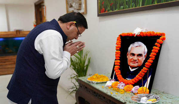 धामी ने वाजपेई के चित्र पर पुष्प अर्पित कर किया नमन