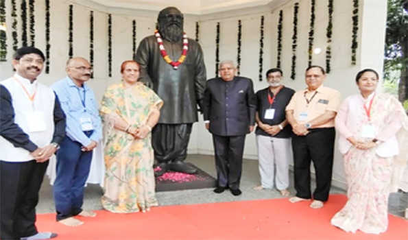 धनखड़ ने चित्रकूट में आरोग्यधाम में लगाया पारिजात का पौधा