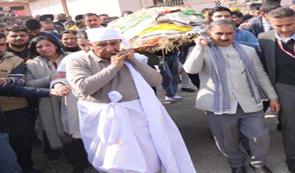 दिवंगत सिम्मी की अर्थी को बेटी ने दिया कंधा,सुक्खू भी हुए शामिल