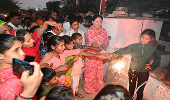 दिया कुमारी ने हरमाडा की कच्ची बस्ती में मनाई दिवाली