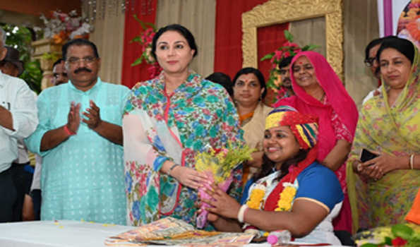 दिया कुमारी ने पेरिस पैरालिंपिक में पदक विजेता मोना अग्रवाल को दी बधाई