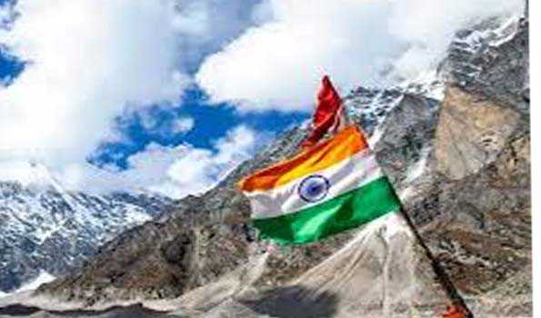 दुर्गम राओरी खोली स्नो ट्रैक की ऊंचाई पर ध्वजारोहण करने वाले विद्यार्थी सम्मानित
