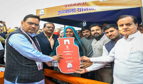 एक जनवरी से मिलेगा 450 रूपए में गैस सिलेंडर: शर्मा