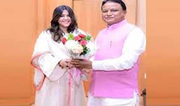एकता कपूर ने मोहन माझी से मुलाकात की