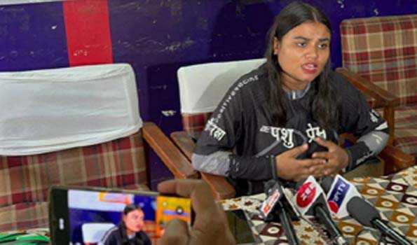 गाय को राष्ट्र माता का दर्जा देने की मांग को लेकर डिंपल की साईकिल यात्रा पहुंची जयपुर
