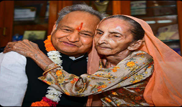 गहलोत की बहन विमला देवी का निधन