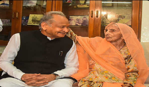 गहलोत की बहन विमला का निधन