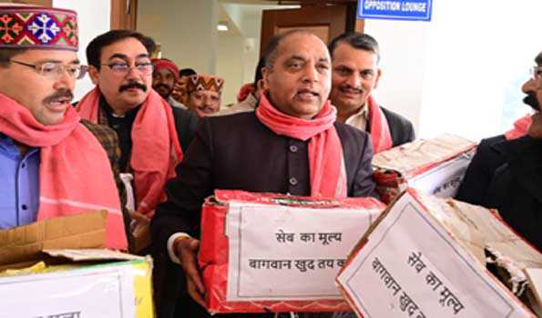 हिमाचल विस में अब सेब लेकर पहुंचा विपक्ष