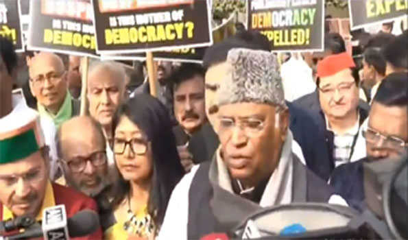 इंडिया गठबंधन का निलंबन के खिलाफ जंतर मंतर पर प्रदर्शन