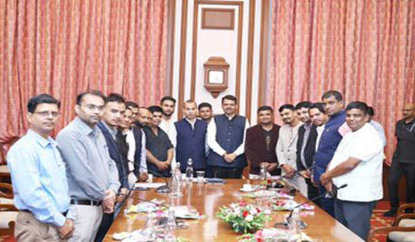 जायकवाड़ी फ्लोटिंग सोलर, सम्मेलन केंद्र के काम में तेजी लाई जाए : फडणवीस