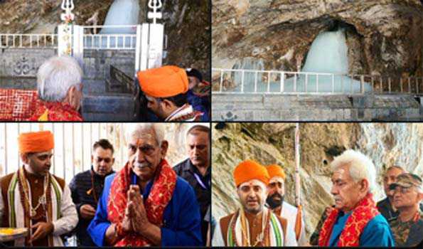 जम्मू-कश्मीर के उपराज्यपाल ने अमरनाथ गुफा मंदिर के दर्शन किये