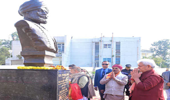 जम्मू विश्वविद्यालय में जनरल जोरावर सिंह की प्रतिमा का अनावरण कियाः सिन्हा