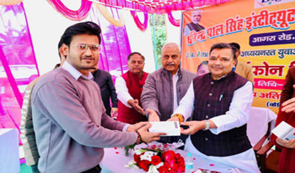 जयवीर सिंह ने 293 छात्र-छात्राओं को बांटे स्मार्ट फोन