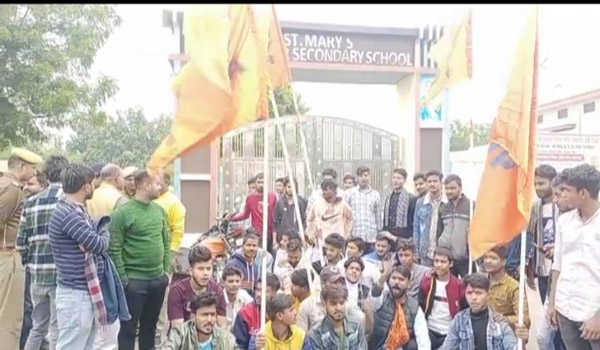 झांसी: जयश्रीराम का नारा लगाने वाले छात्र स्कूल से निष्कासित, विरोध प्रदर्शन