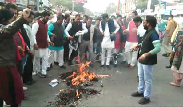 झांसी में भाजपाइयों ने कांग्रेस के सांसद धीरज साहू का फूंका पुतला