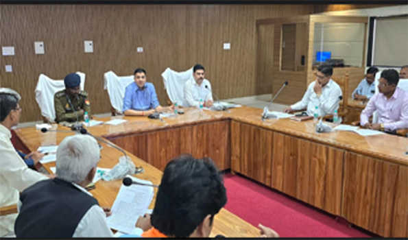 झांसी प्रशासन ने राजनीतिक दलों के प्रतिनिधियों को दी निर्वाचन संबंधी जानकारी