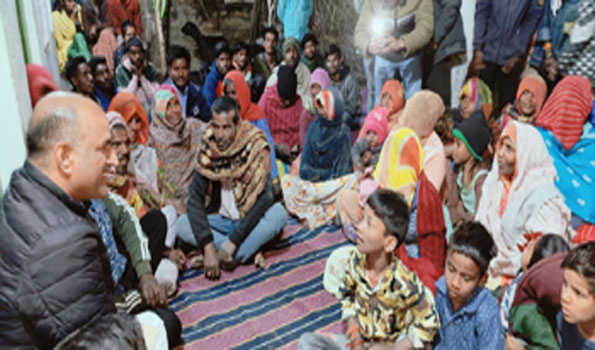 जोशी ने गांव चलो अभियान के तहत उदयपुर के कैलाशपुरी गांव में ग्रामीणों से किया संवाद