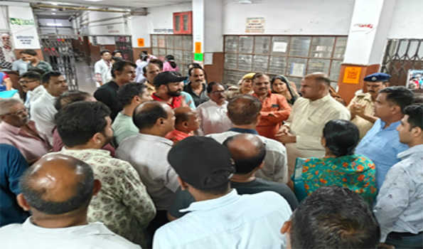 जोशी ने उदयपुर के एमबी अस्पताल में भर्ती घायल स्कूली छात्र की कुशलक्षेम पूछी