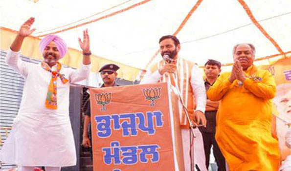 कांग्रेस और आप पंजाब में आमने-सामने चुनाव लड़ने का ड्रामा कर रही