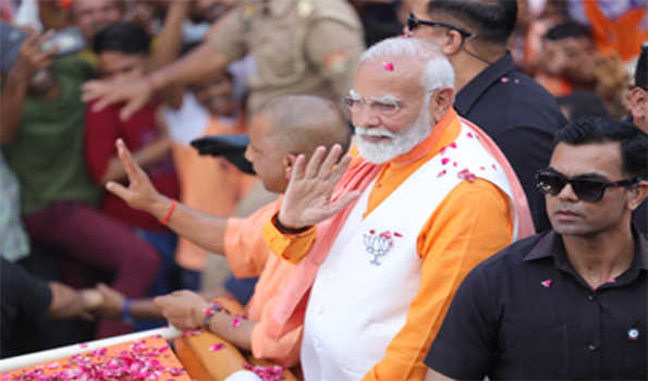 काशी में मोदी के रोड शो में हर हर महादेव की गूंज