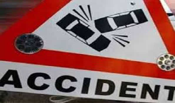 कर्नाटक में वैन खड़ी ट्रक से टकरायी, 13 की मौत