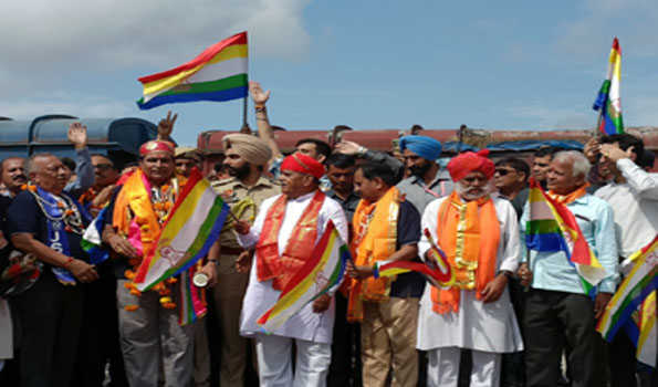 कटारिया ने सम्मेदशिखर तीर्थयात्रा के लिये विशेष ट्रेन को दिखाई झण्डी
